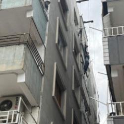 Film gibi kurtarma operasyonu: Balkonda asılı kalan iş&ccedil;iler kurtarıldı