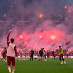 Final ma&ccedil;ı gibi antrenman! Eski yıldızlar akın etti: Tam 40 bin kişi izledi