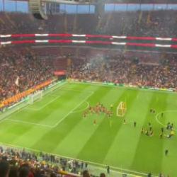 Final ma&ccedil;ı gibi antrenman! Eski yıldızlar akın etti: Tam 30 bin kişi izledi