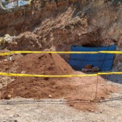 Hatay'da belediyenin kazısında kaya mezarı bulundu