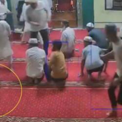 Hindistan'da camide namaz sırasında ortaya &ccedil;ıkan yılanı imam kıskıvrak yakaladı