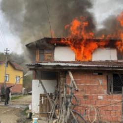 İki katlı ev alev alev yandı