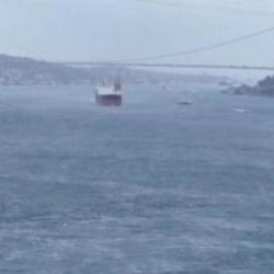 İstanbul Boğazı'nda gemi arızası! &Ccedil;ift y&ouml;nl&uuml; trafik durduruldu