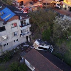 İstanbul'da feci kaza: Servis aracı, evin &ccedil;atısına d&uuml;şt&uuml;! 