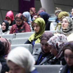 İstanbul'da gen&ccedil;ler k&uuml;resel s&ouml;m&uuml;rgeciliği ve emperyalizmi masaya yatırdı