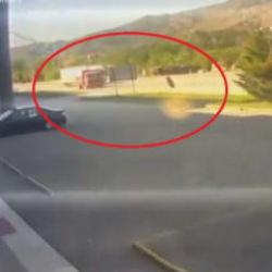 Kamyondan kopan tekerlek 300 metre yuvarlanıp mağazaya daldı