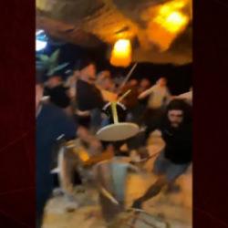  İzmir'de eğlence mekanında sandalyelerin havada u&ccedil;uştu!