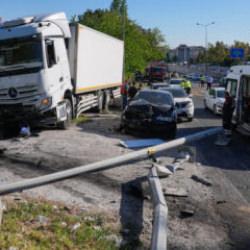 İzmir'de tır 9 araca &ccedil;arptı: Bir polis şehit d&uuml;şt&uuml;