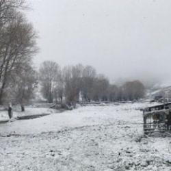 İzmir'e mayıs ayında kar yağdı! Meteoroloji uyarmıştı: Kış geri d&ouml;nd&uuml;