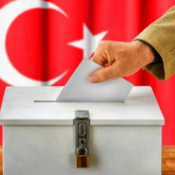 Son se&ccedil;im anketi sonu&ccedil;ları paylaşıldı! Zirve değişmedi! İşte partilerin oy oranları