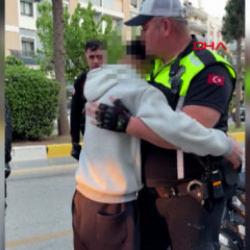 Ka&ccedil;an motosiklet s&uuml;r&uuml;c&uuml;s&uuml;, kazadan sonra polise sarılıp ağladı