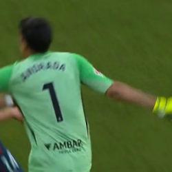 Kaleci kırmızı kart g&ouml;rd&uuml;! Rakibine yumruk attı