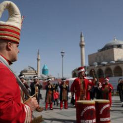 Konya B&uuml;y&uuml;kşehir Mehter Takımı ile şehrin meydanlarında mehter coşkusu s&uuml;r&uuml;yor