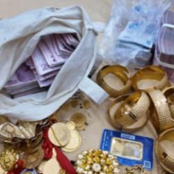 Konya'da şafak operasyonu! Evden servet &ccedil;ıktı