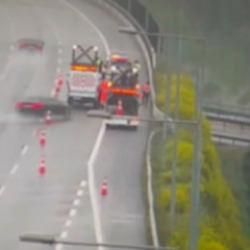 Kuzey Marmara Otoyolu'nda kaza! Yoldaki g&ouml;revlilere &ccedil;arptı!