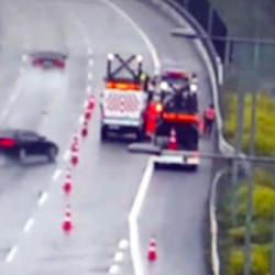 Kuzey Marmara Otoyolu'nda otomobil, bakım ekibine &ccedil;arptı: 3 yaralı