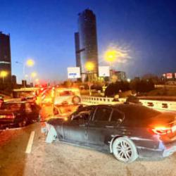 Maltepe'de d&ouml;rt ara&ccedil; birbirine girdi: Kaza anı kamerada