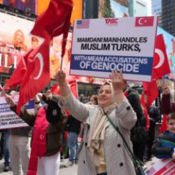Mamdani'nin skandal 'Ermeni' s&ouml;zlerine karşı Times Meydanı'nda tarihi protesto