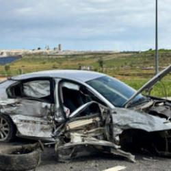 Mardin&rsquo;de minib&uuml;s ve otomobil &ccedil;arpıştı: Yaralılar var