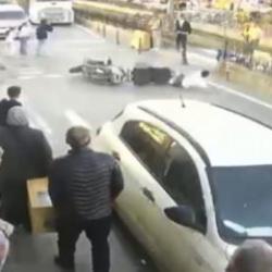 Motosiklet yayaya &ccedil;arptı: Kaza anı kameraya yansıdı