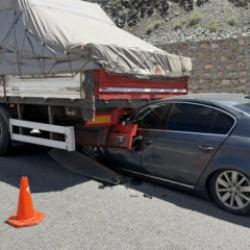 Mucize kurtuluş! Aracıyla TIR'ın altına girdi, burnu bile kanamadı