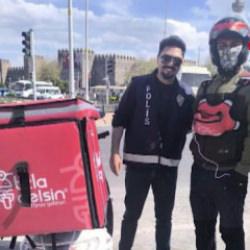 Nefes borusuna cisim ka&ccedil;an moto kurye, polislerin &lsquo;heimlich&rsquo; manevrası ile hayata tutundu