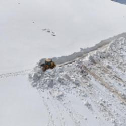 Ordu'da 4 metre kar! M&uuml;cadele s&uuml;r&uuml;yor