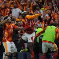 Par&ccedil;alı ruhun zaferi: Osimhen dinlense derbide tarihi fark olabilirdi