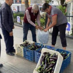 Patlıcanlar maliyetini kurtarmayınca halka &uuml;cretsiz dağıttı