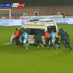 Romanya'da sahada ilerleyemeyen ambulansı futbolcular itikledi!