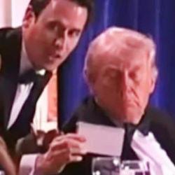 Saldırı &ouml;ncesi Trump'a g&ouml;sterilen notun sırrı belli oldu