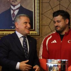 Şampiyon g&uuml;reş&ccedil;ilerden Bakan Bak'a ziyaret!