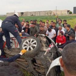 Şanlıurfa'da iki otomobil &ccedil;arpıştı: 2 &ouml;l&uuml;, 2 yaralı