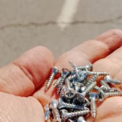 Silivri'de vida kabusu: Etrafa sa&ccedil;ılan vidalar lastikleri patlattı, yol 2 saat kapandı