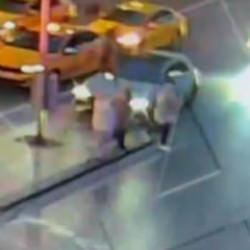Şişli&rsquo;deki trafik kazasında &uuml;zerine trafik ışığı devrilen turist hayatını kaybetti 