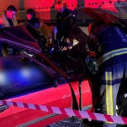 Tıra yandan &ccedil;arpan otomobilde 1 kişi &ouml;ld&uuml;, 1 kişi ağır yaralandı
