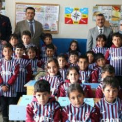 Trabzonspor'dan &ouml;rnek davranış! Savcı istedi, k&ouml;y okulu bordo-mavi forma ile doldu