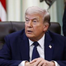 Trump yine g&uuml;ndem oldu: NASA Başkanı&rsquo;nın kulaklarıyla dalga ge&ccedil;ti!