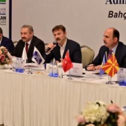 T&uuml;rk d&uuml;nyası belediyeleri Bah&ccedil;elievler'de buluştu