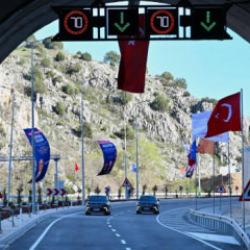 30 dakikalık yol 15 dakikaya d&uuml;şt&uuml;: &Ccedil;orum-La&ccedil;in Yolu ve Kırkdilim T&uuml;nelleri hizmete a&ccedil;ıldı