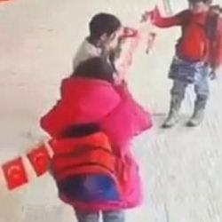 Erzurum'da y&uuml;rek ısıtan an: Yere d&uuml;şen bayrağı asamadılar ama yerde de bırakmadılar 