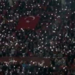 Elazığspor taraftarından muazzam g&ouml;r&uuml;nt&uuml;: Şehit &ouml;lmez diyen, birileri var!