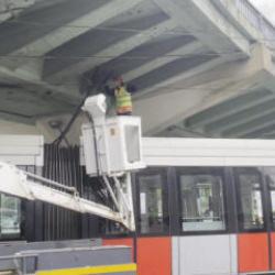 Kabataş-Bağcılar tramvay hattında arıza: &Uuml;st ge&ccedil;ide takıldı!