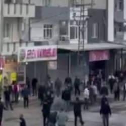 Adana'da sokak ortasında kavga: Polis havaya ateş a&ccedil;tı