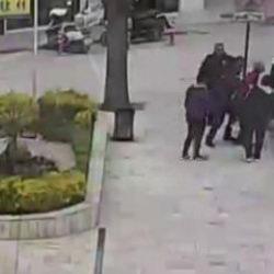 Aracından inip polise koştu, hayatını Heimlich manevrası kurtardı