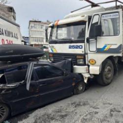 Bağcılar'da feci kaza! Freni boşalan kamyon dehşet sa&ccedil;tı