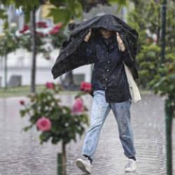 Baharı beklerken yeniden sağanak geliyor: 35 il i&ccedil;in g&ouml;k g&uuml;r&uuml;lt&uuml;l&uuml; yağış alarmı