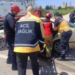 Balıkesir'de otomobiller &ccedil;arpıştı: 3'&uuml; ağır 6 yaralı