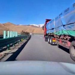 Beklenmedik bir anda &ouml;n&uuml;ne kırdı: Meğer tırcının niyeti başkaymış