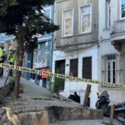 Beyoğlu'nda ş&uuml;pheli &ouml;l&uuml;m! Evdeki detaylar dikkat &ccedil;ekti, kız arkadaşı g&ouml;zaltına alındı